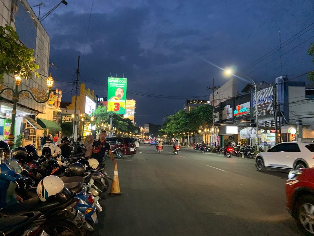 BERBEDA DENGAN PAGI, SUASANA MALAM HARI DI KAWASAN KAYUTANGAN MALANG TAMPAK LEBIH RAMAI