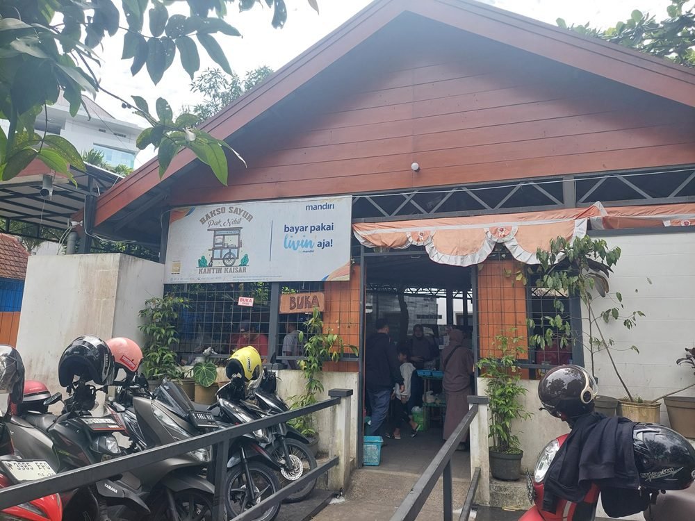 BAKSO SAYUR PAK NDUT, KULINER MERAKYAT DEKAT UM YANG RAMAI SETIAP HARI