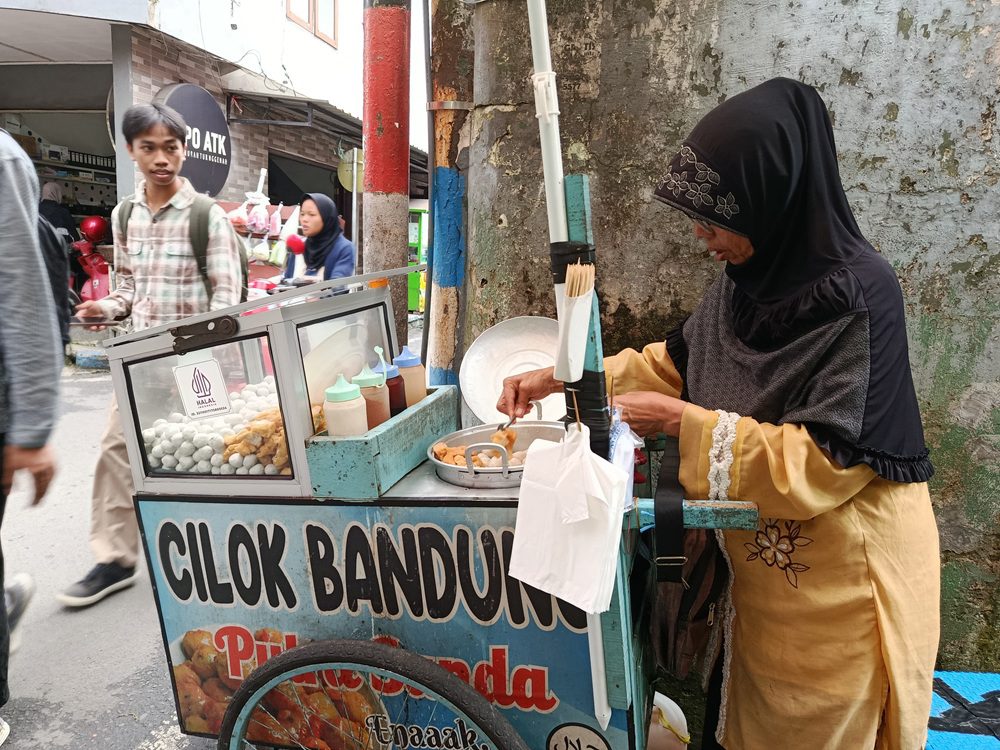 CILOK BANDUNG, JAJANAN LEGENDARIS YANG TETAP RAMAI PEMINAT