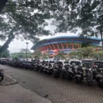 SORE HARI JADI JAM RAMAI, AREA PARKIR STADION GAJAYANA DIPADATI KENDARAAN
