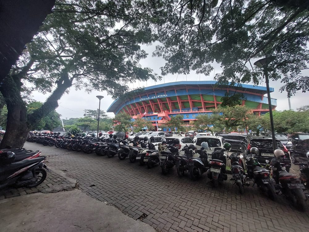 SORE HARI JADI JAM RAMAI, AREA PARKIR STADION GAJAYANA DIPADATI KENDARAAN