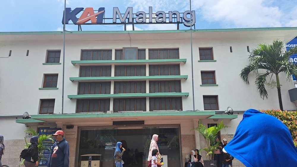 STASIUN KOTA BARU MALANG DIPADATI PENUMPANG SAAT LONG WEEKEND