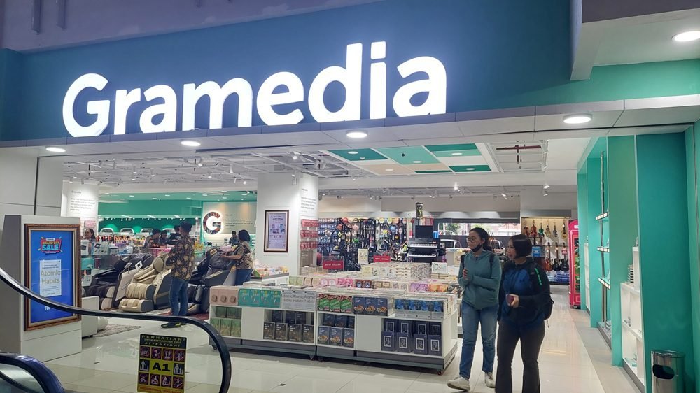 TEMPAT NYAMAN UNTUK BERBELANJA BUKU, GRAMEDIA MOG MALANG DIMINATI DARI BERBAGAI KALANGAN