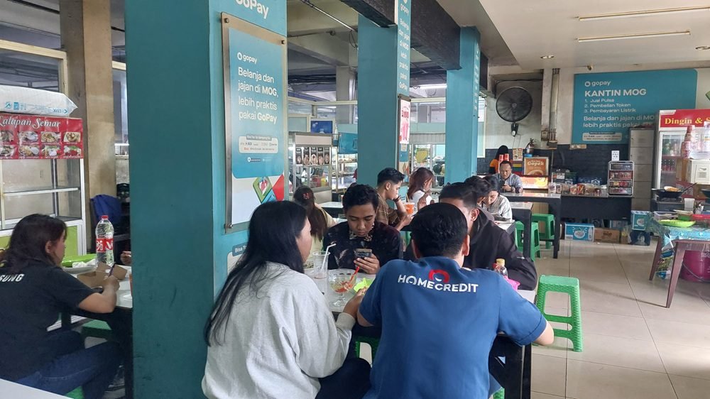 KANTIN MOG RAMAI PENGUNJUNG, SAJIKAN HIDANGAN ENAK DENGAN HARGA TERJANGKAU