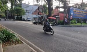 LALU LINTAS DI SEKITAR TAMAN KUNANG-KUNANG, MAHASISWA KELUHKAN KURANGNYA PENYEBRANGAN AMAN