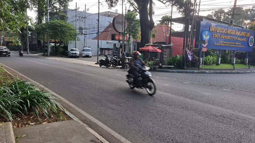 LALU LINTAS DI SEKITAR TAMAN KUNANG-KUNANG, MAHASISWA KELUHKAN KURANGNYA PENYEBRANGAN AMAN