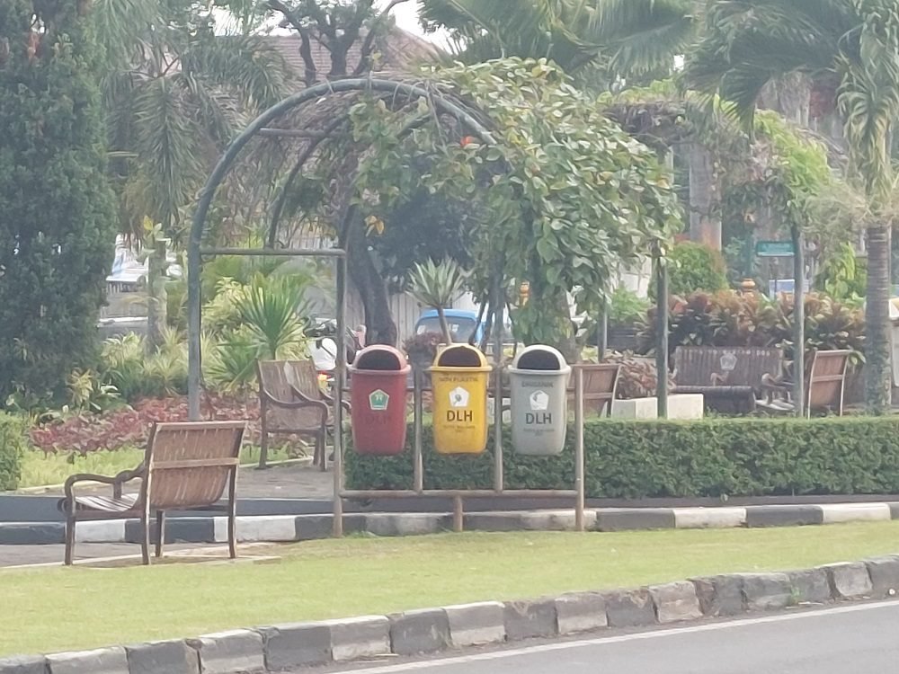 SAMPAH MASIH MENJADI PERSOALAN PENTING DI TAMAN SEKITAR JALAN BESAR IJEN