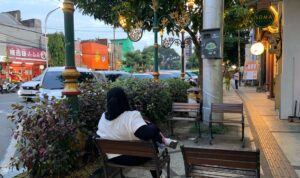 santai TEMPAT DUDUK DI BEBERAPA TITIK MENUNJANG KENYAMANAN PENGUNJUNG DI KAYUTANGAN MALANG