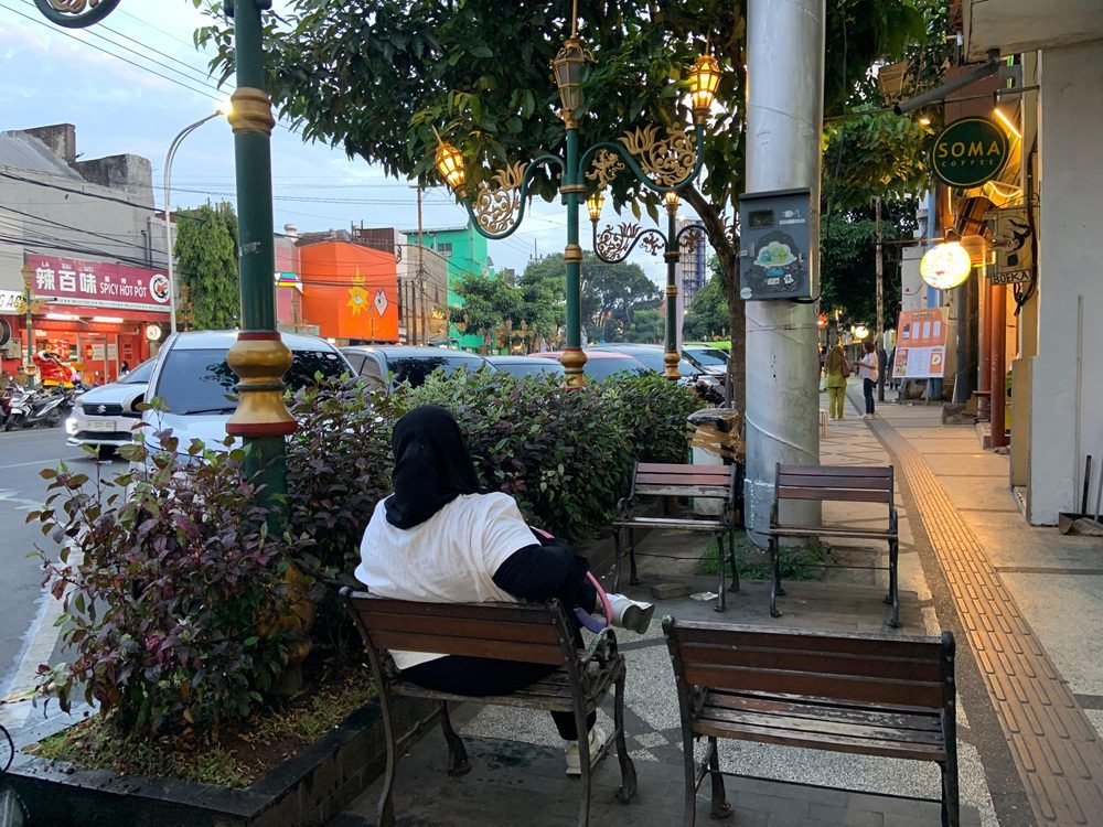 TEMPAT DUDUK DI BEBERAPA TITIK MENUNJANG KENYAMANAN PENGUNJUNG DI KAYUTANGAN MALANG