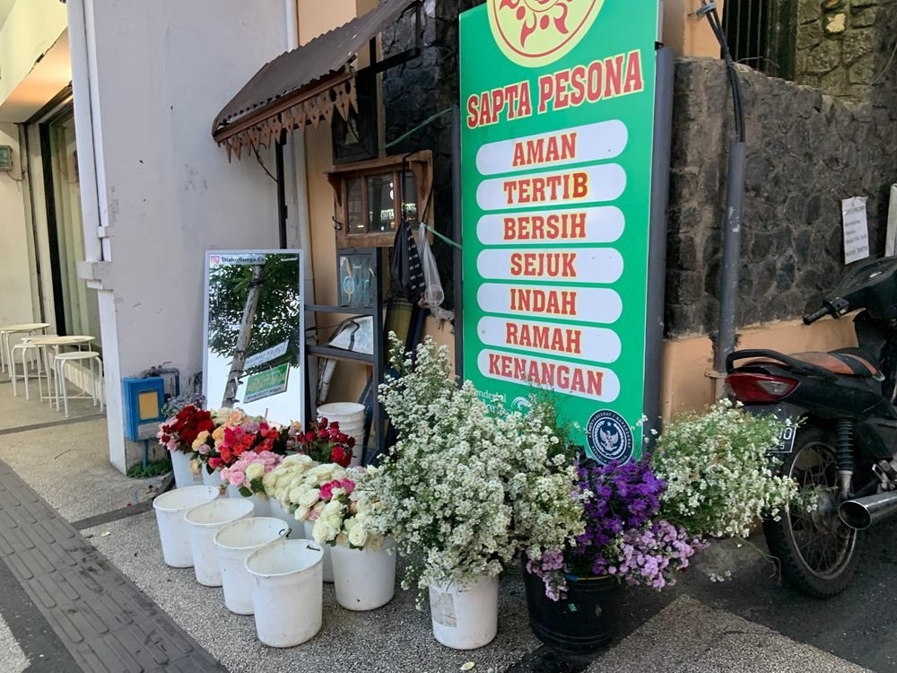 HANGAT DAN ROMANTIS, PENJUAL BUNGA BERIKAN NUANSA BERBEDA DI KAWASAN KAYUTANGAN KOTA MALANG