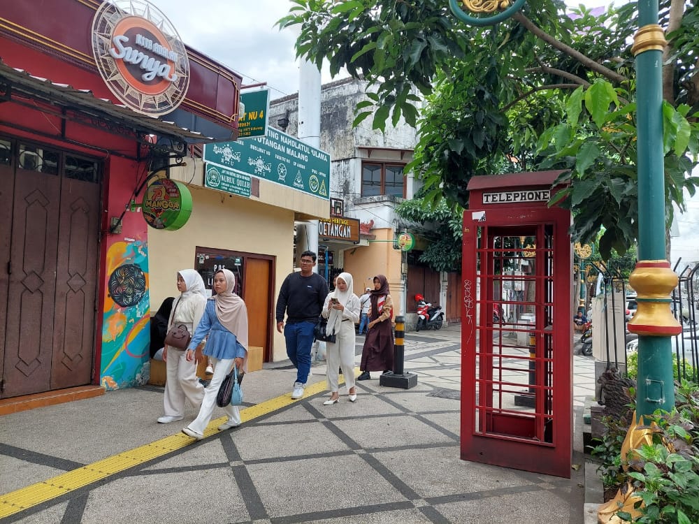MENJELANG MALAM, KAWASAN KAYUTANGAN HERITAGE DIPADATI PENGUNJUNG DARI LUAR KOTA MALANG