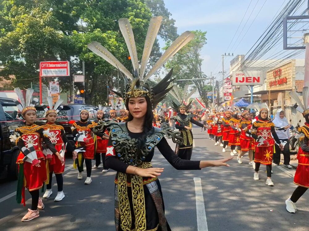 SEMANGAT BERSAMA DALAM PAWAI BUDAYA MERJOSARI MESKI CUACA EKSTREM