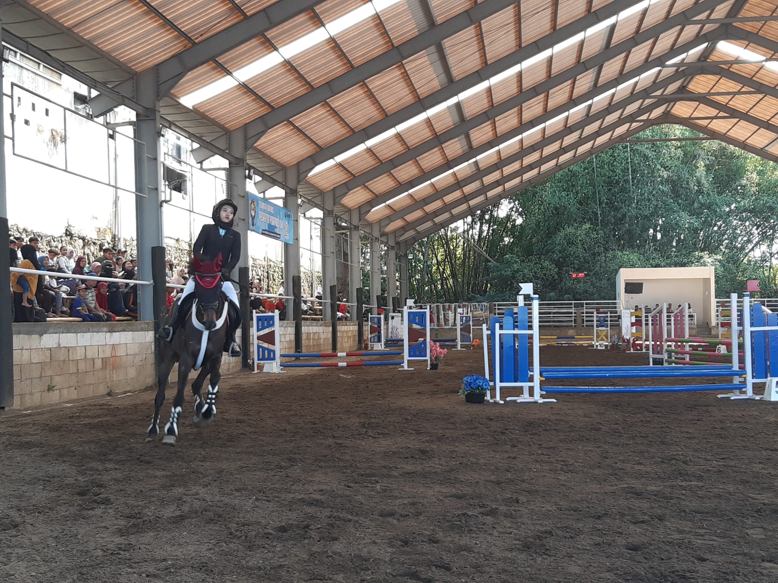 MOMEN MENEGANGKAN DI ATAS PELANA, LAGA EQUESTRIAN PORPROV DI PUNCAK JOYO MALANG BANJIR TERIAKAN SEMANGAT