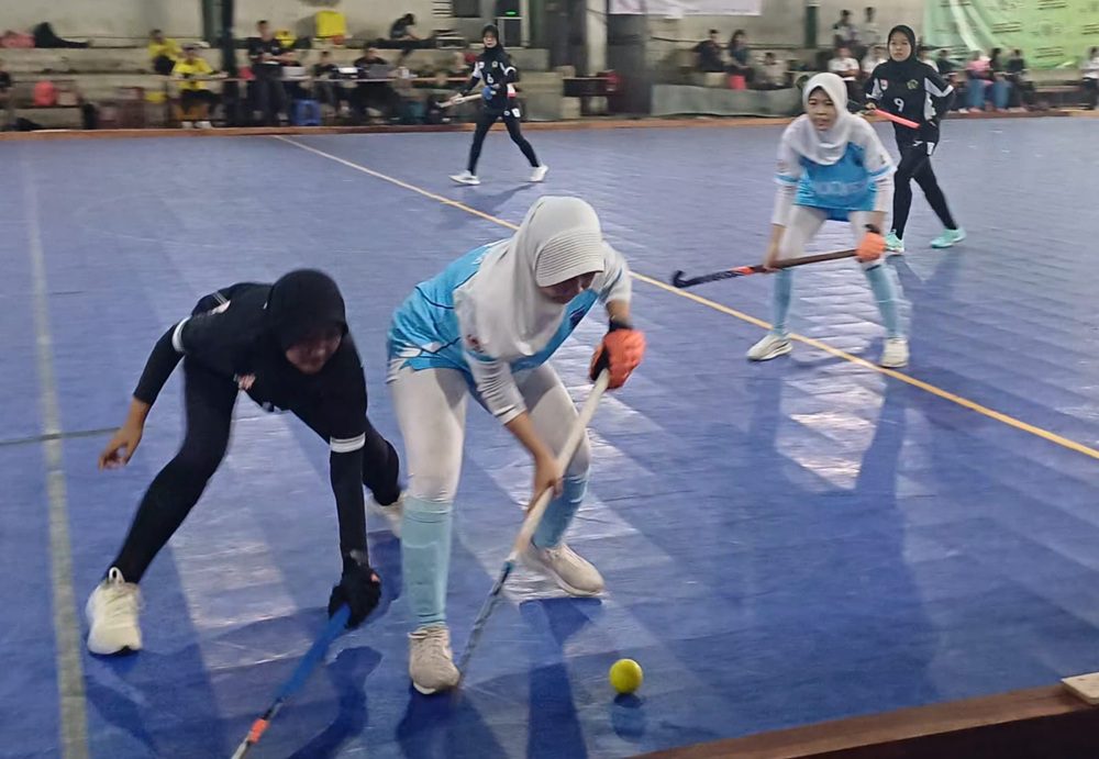 TIM HOCKEY PUTRI GRESIK MELANGKAH KE SEMIFINAL SETELAH TUMBANGKAN PERTAHANAN TIM PROBOLINGGO