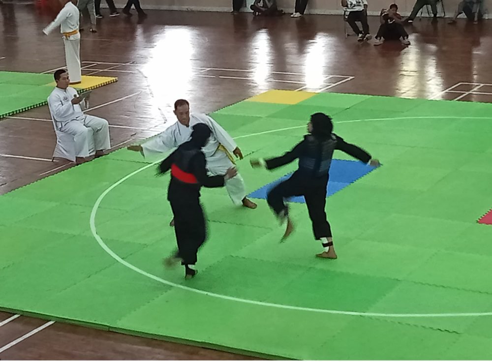 PENENTUAN BABAK SEMI-FINAL PENCAK SILAT PUTRI MEMANAS, PENONTON BERSORAK MEMBERI SEMANGAT