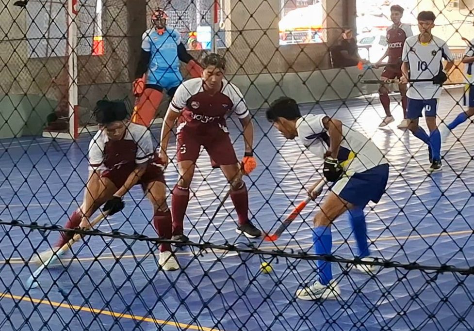 KONTINGEN GRESIK UNGGUL TELAK ATAS KONTINGEN PROBOLINGGO DALAM LAGA HOCKEY INDOOR PUTRA