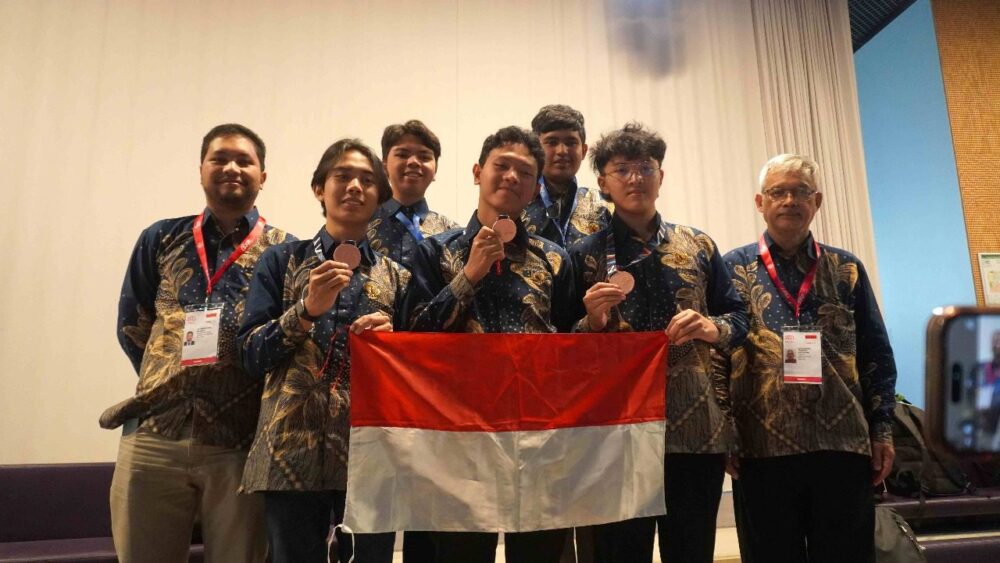 SISWA INDONESIA SABET TIGA MEDALI PERUNGGU DAN DUA HONORABLE MENTION DI OLIMPIADE FISIKA INTERNASIONAL 2025