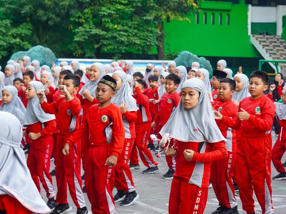 PERINGATI HARI ANAK NASIONAL, SDNU 1 TRATE GRESIK TEKANKAN NASIONALISME SEJAK DINI