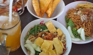 Kedai 1 KEDAI “ME”, SAJIKAN MIE AYAM, MIE PANGSIT DAN MIE NDOWER HANYA 8 RIBU SAJA YANG MENJADI FAVORIT WARGA ARJOSARI