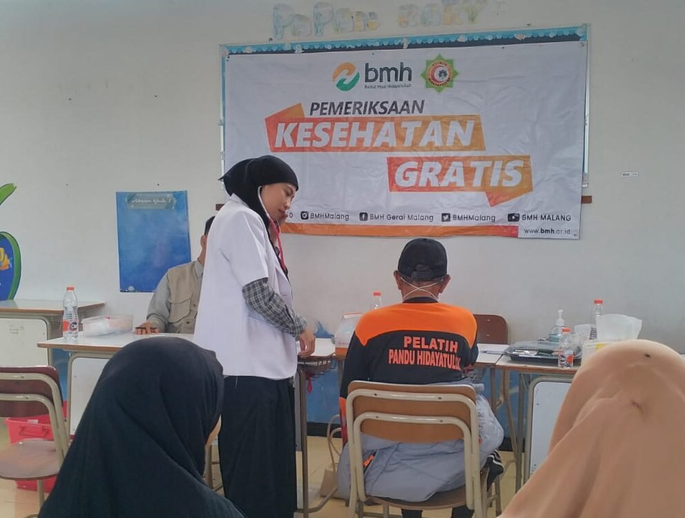 LAYANAN KESEHATAN GRATIS KLINIK HIDAYATULLAH BMH SUKSESKAN HUT KE-9 YPI AL FATTAH BATU