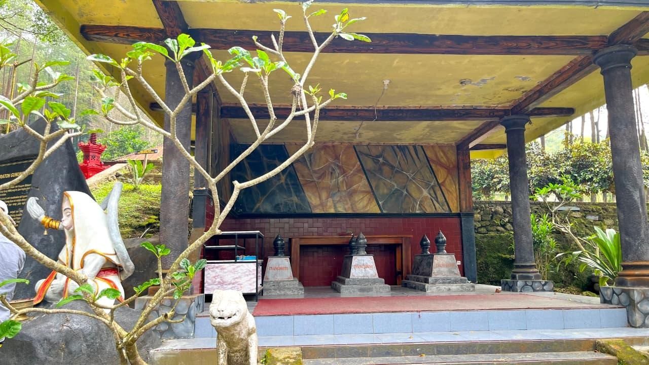 4741-Makam eyang MENYIBAK STIGMA MISTIS KERATON GUNUNG KAWI