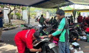 Ojol x BAZNAS 2 BAZNAS KOTA MALANG LAYANI 100 PENGEMUDI OJEK ONLINE LEWAT PROGRAM SERVIS & GANTI OLI GRATIS